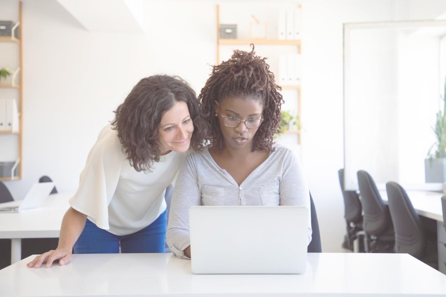 Moderne Arbeitsplätze in unserem Münchener Studio mit Entwickler-Setups
