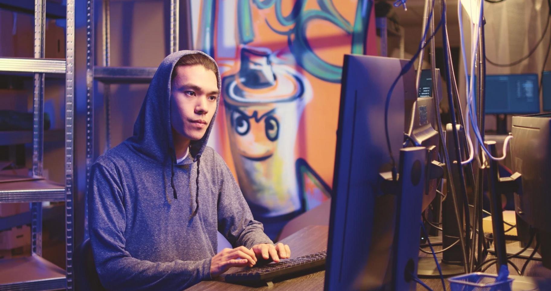 Studierende bei der praktischen Arbeit an Spielesimulationen